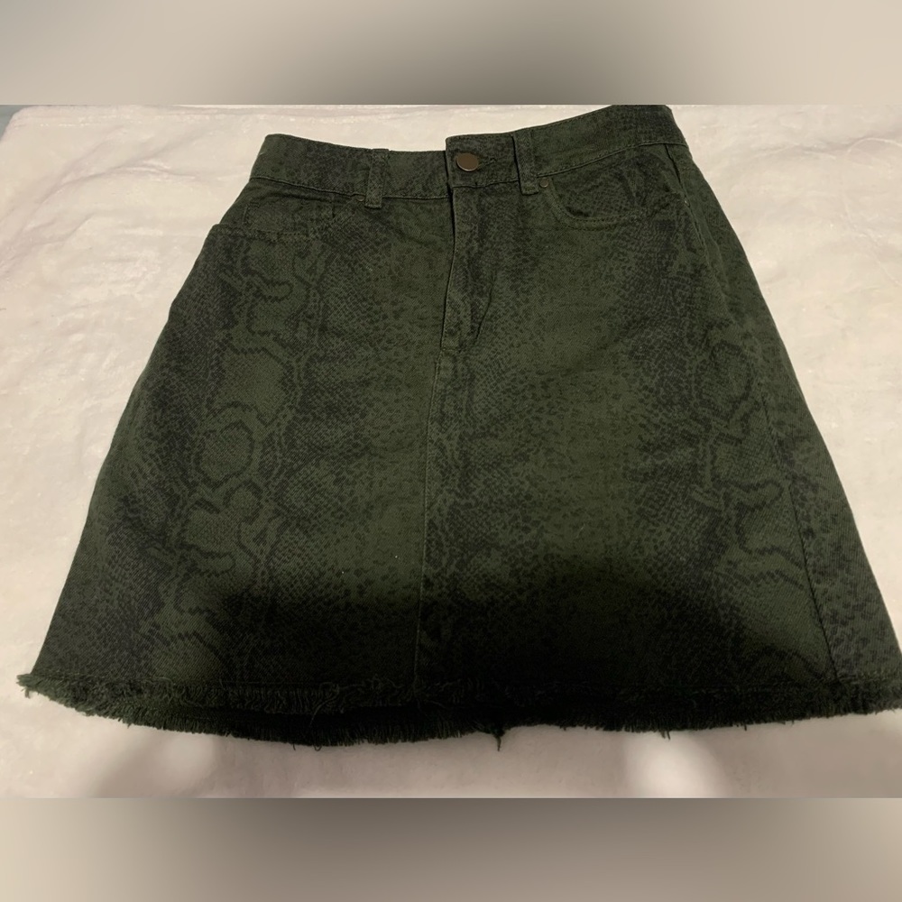 🖤Hollister Ultra High-Rise Jean Skirt🖤